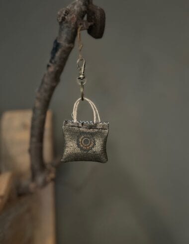 Minitasje sleutelhanger black denim gold coated