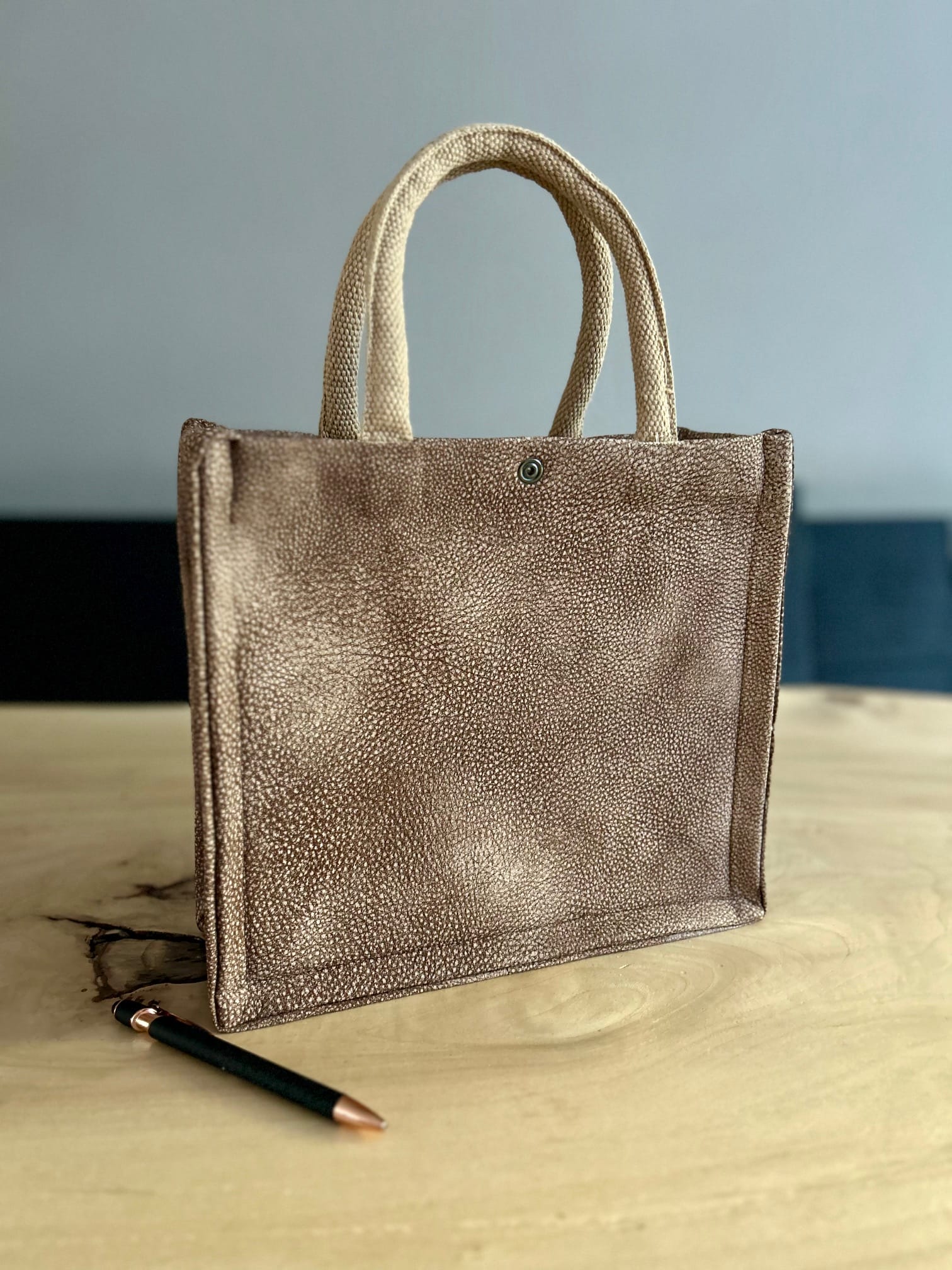 Handtas bekleed met bruine Cantara leather