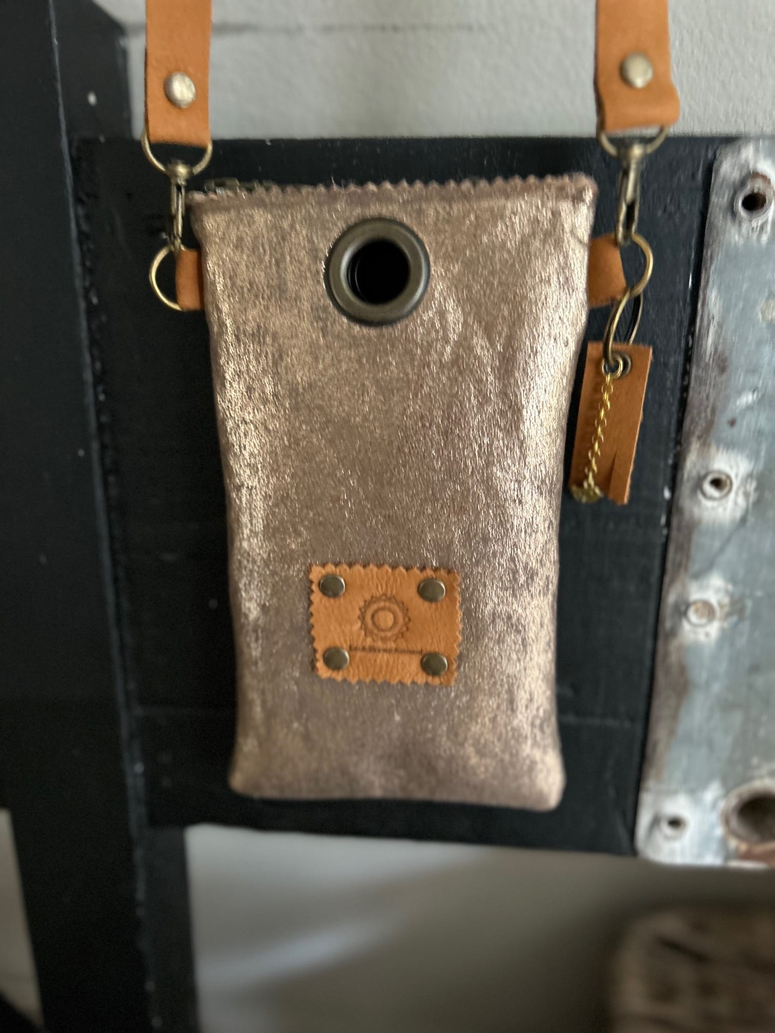 Festivaltasje van Fabby gold leatherlook