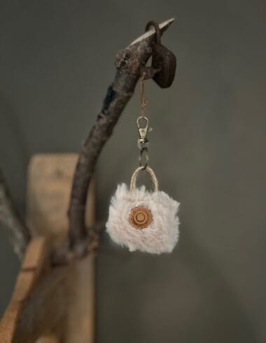 Minitasje sleutelhanger van beige fake fur