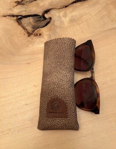 Brilhoesje van bruine Cantara leather