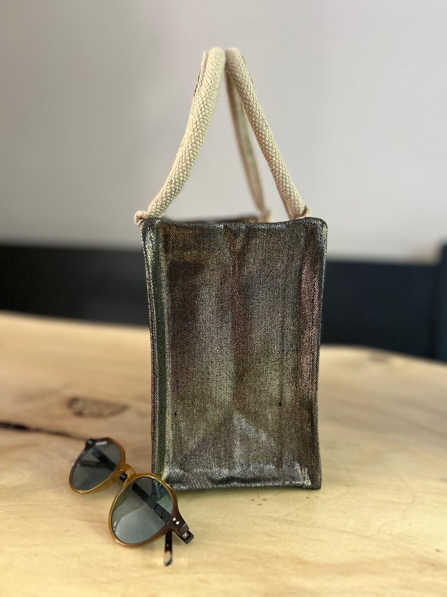 kleine jute tas bekleed met black denim gold coated