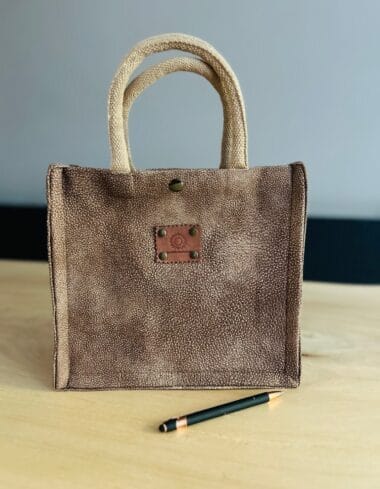 Handtas bekleed met bruine Cantara leather
