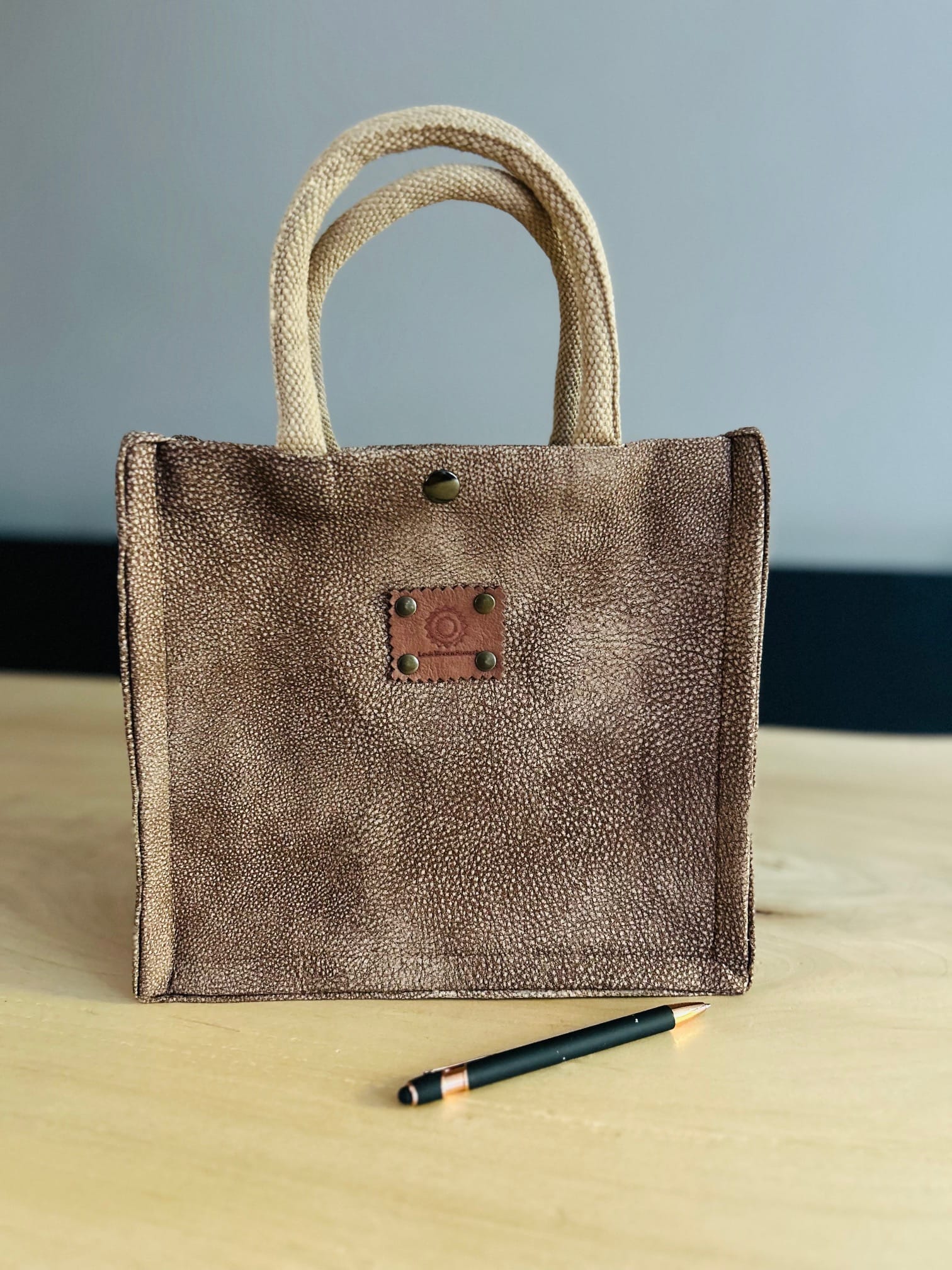 Handtas bekleed met bruine Cantara leather