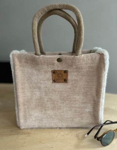 Handtas bekleed met beige ribcord en zachte fake bont