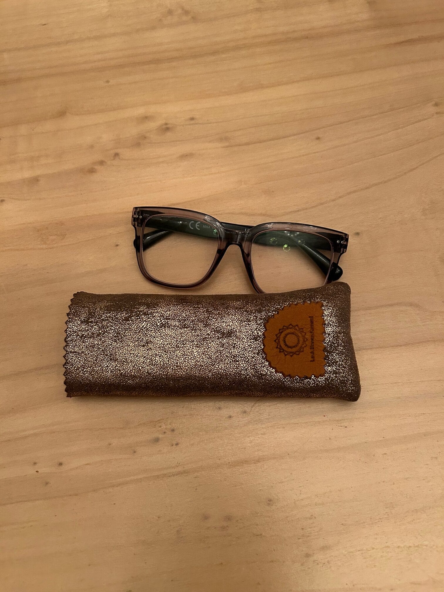 Brilhoesje van fabby gold leatherlook