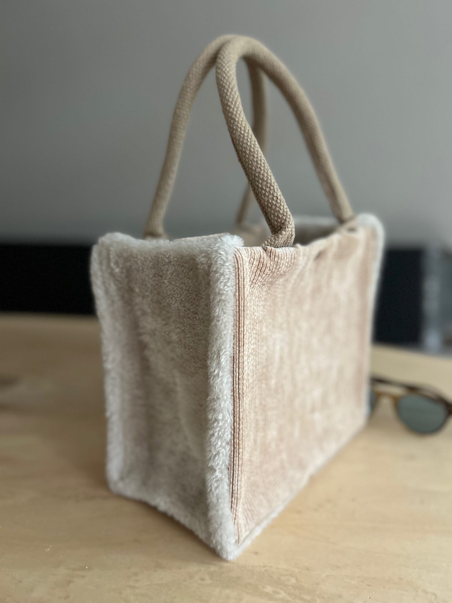 Kleine jute tas bekleed met beige ribcord en zachte fake bont
