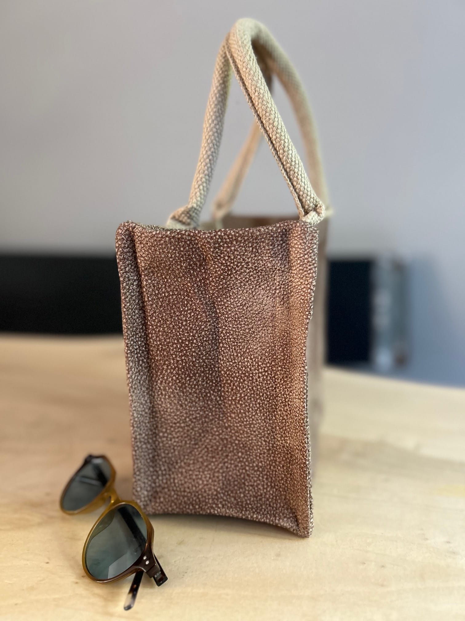 kleine jute tas bekleed met bruine Cantara leather