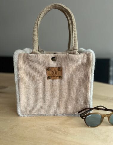 Kleine jute tas bekleed met beige ribcord en zachte fake bont