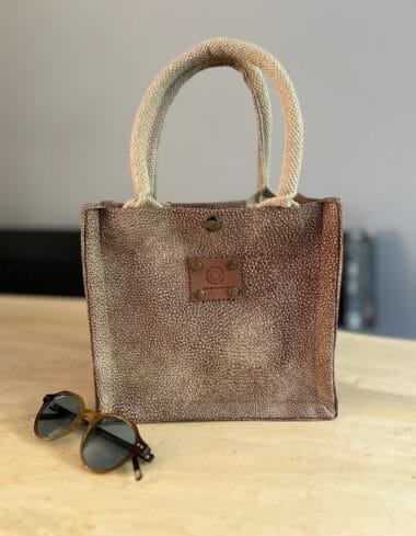 kleine jute tas bekleed met bruine Cantara leather