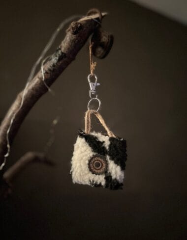 Minitasje sleutelhanger van zwart witte pied de poule