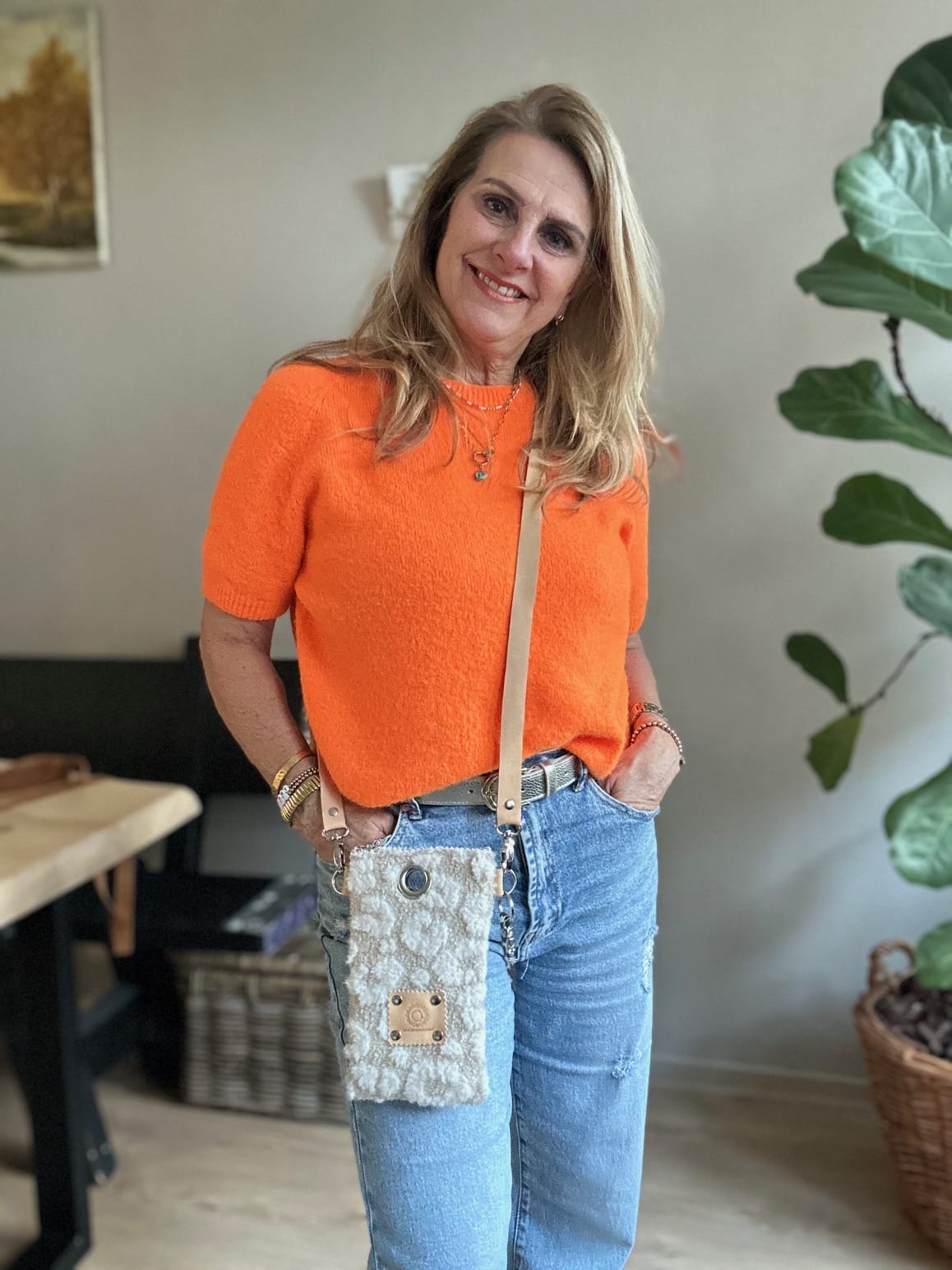 Festivaltasje van lichtbeige teddy met fluffy pantervlekken