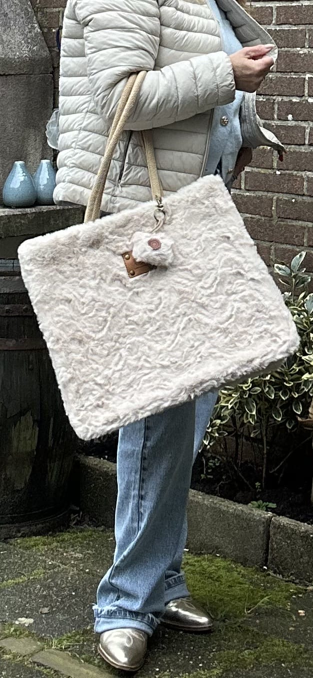 Shopper bekleed met superzachte beige fake fur