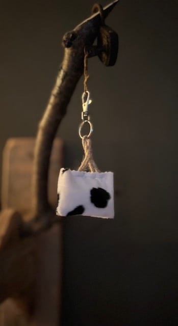 Minitasje sleutelhanger zwart witte koeienprint