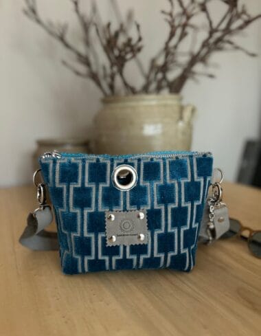 Heuptasje van aquablauwe velour in retroprint