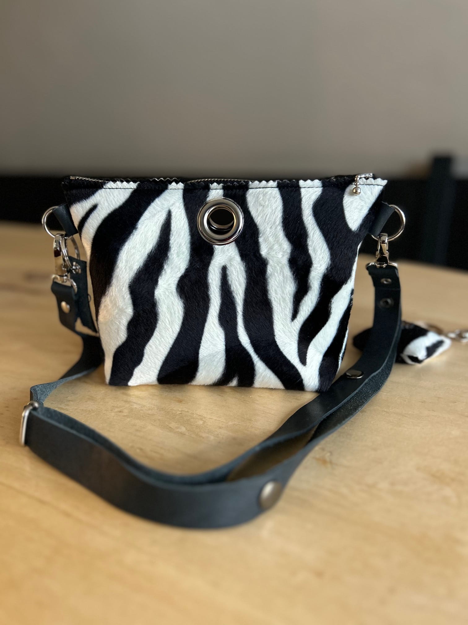 Heuptas van bontachtige zwart witte zebraprint