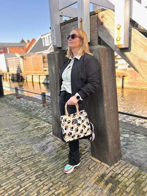 Handtas bekleed met beige bontachtige stof met hondenpootjes