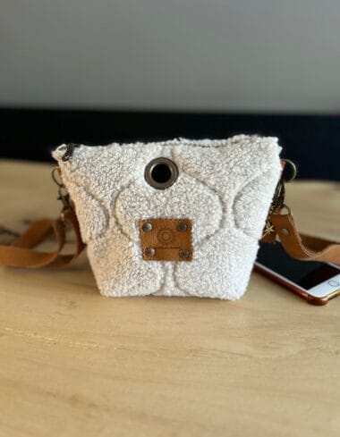 Heuptasje van off white sharpa jacquard