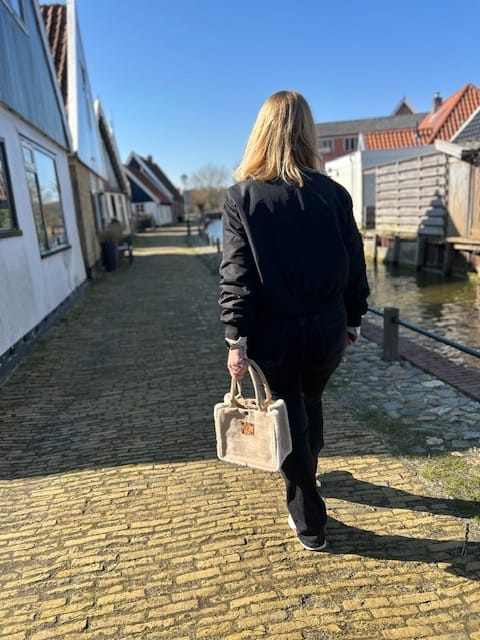 Kleine jute tas bekleed met beige ribcord en zachte fake bon