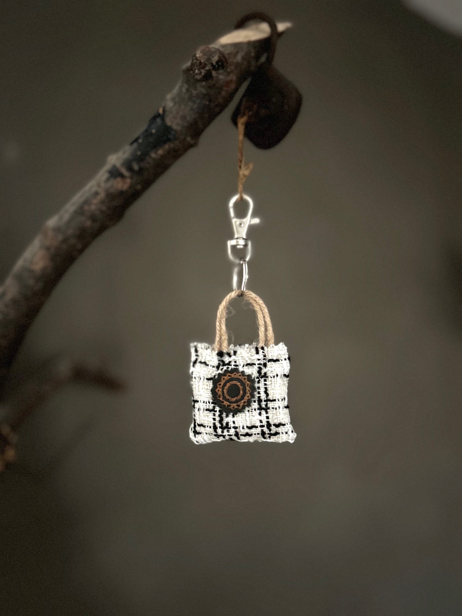 Minitasje sleutelhanger Sjanel off white met zilverdraad