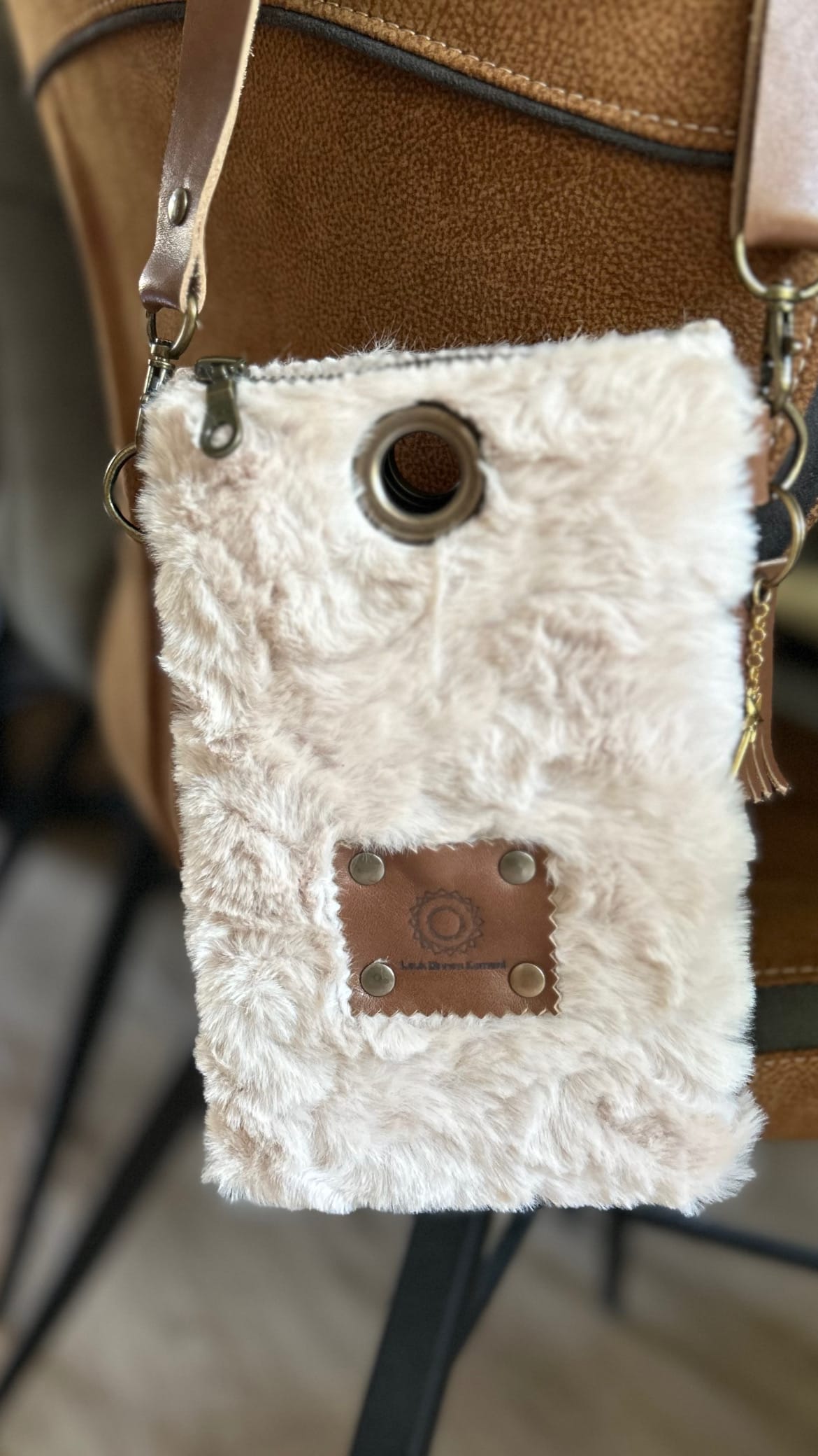 Festivaltasje van superzachte beige fake fur