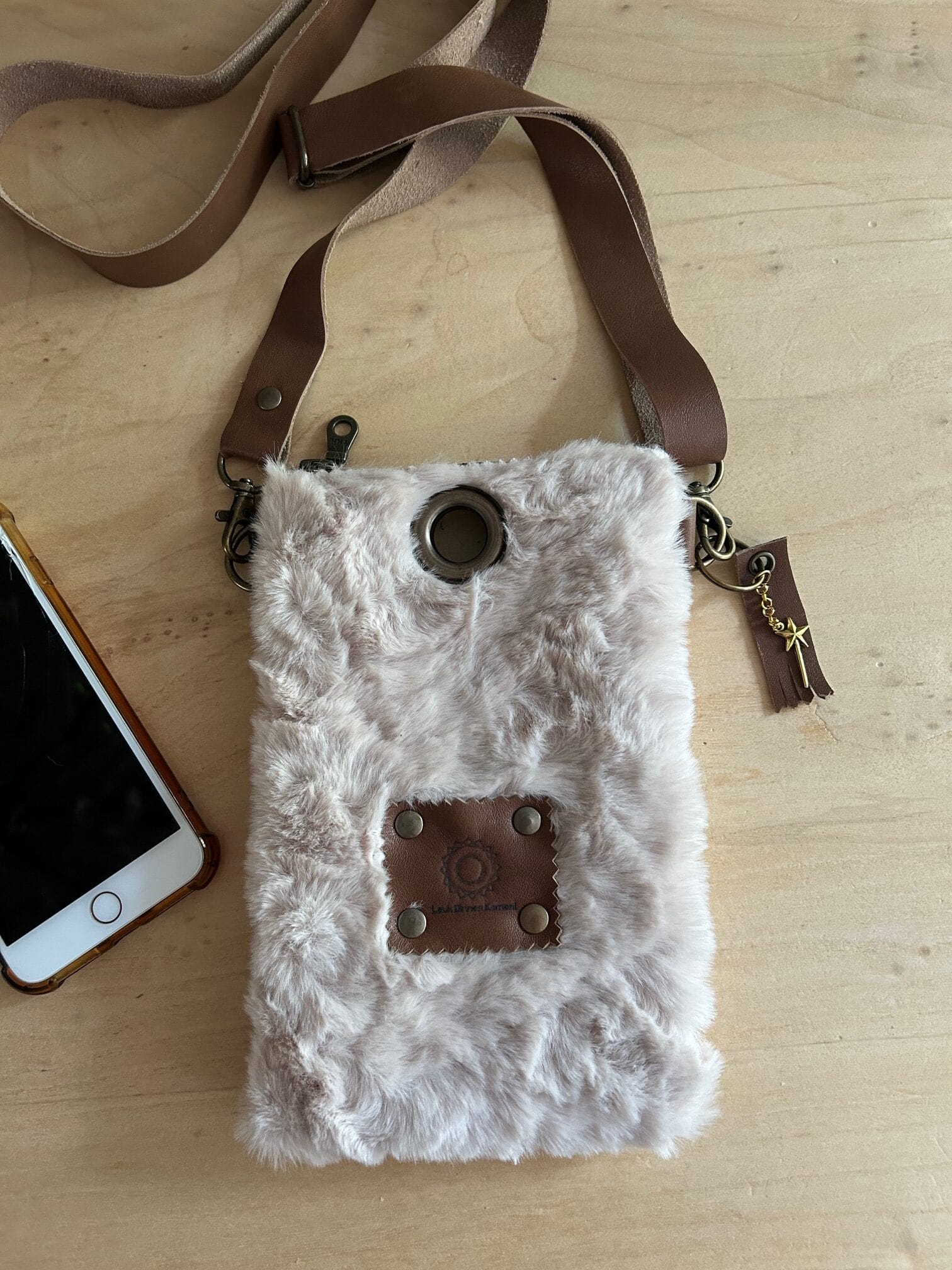 Festivaltasje van superzachte beige fake fur