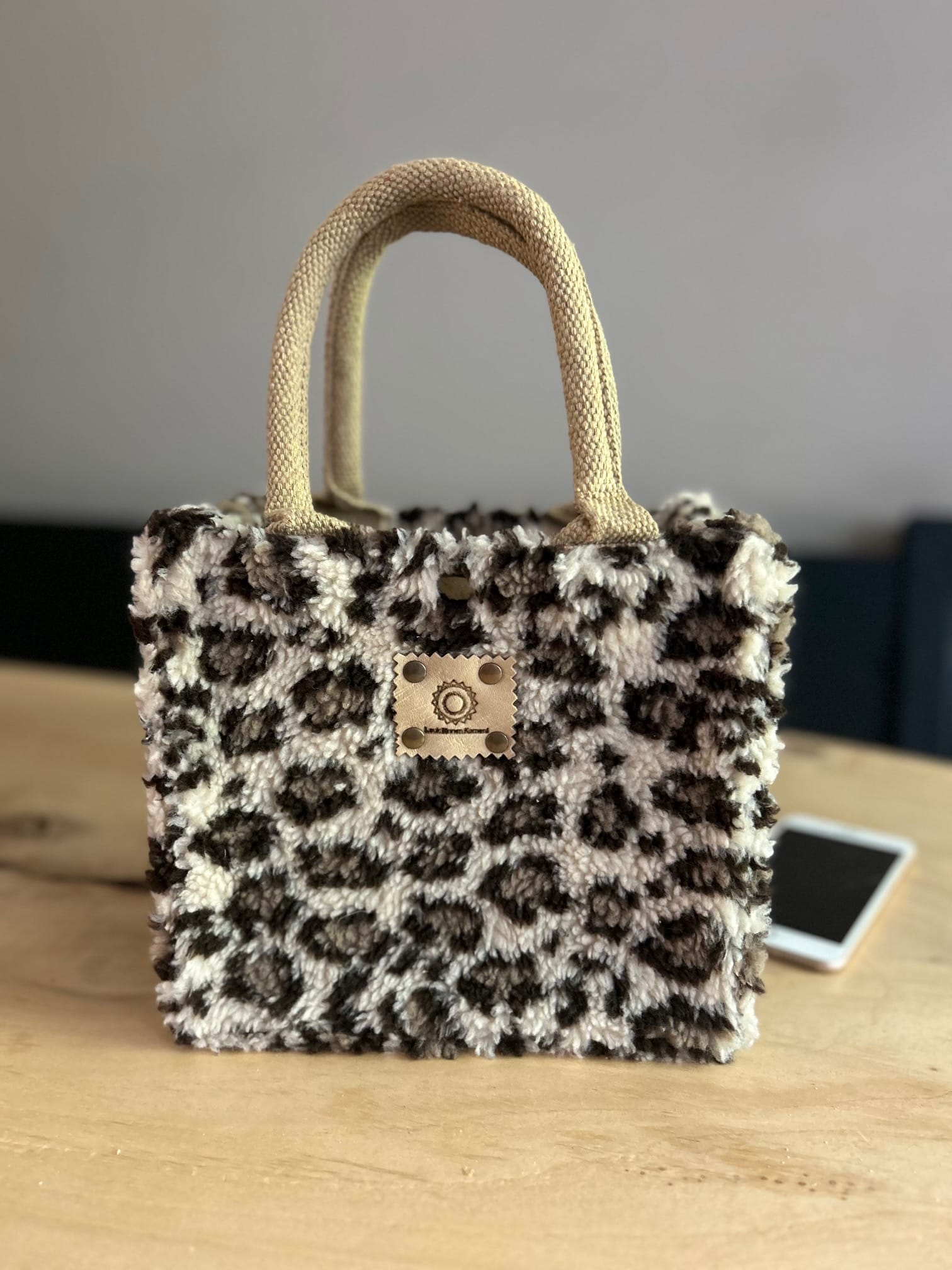 Kleine jute tas bekleed met beige teddy panter