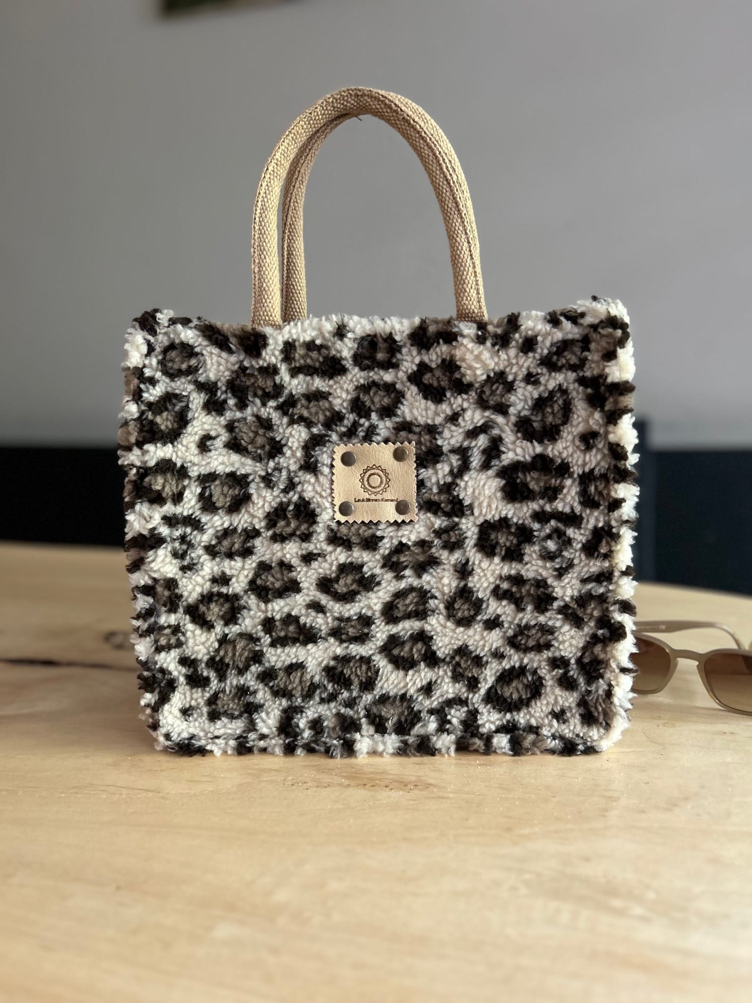 Handtas bekleed met beige teddy panter