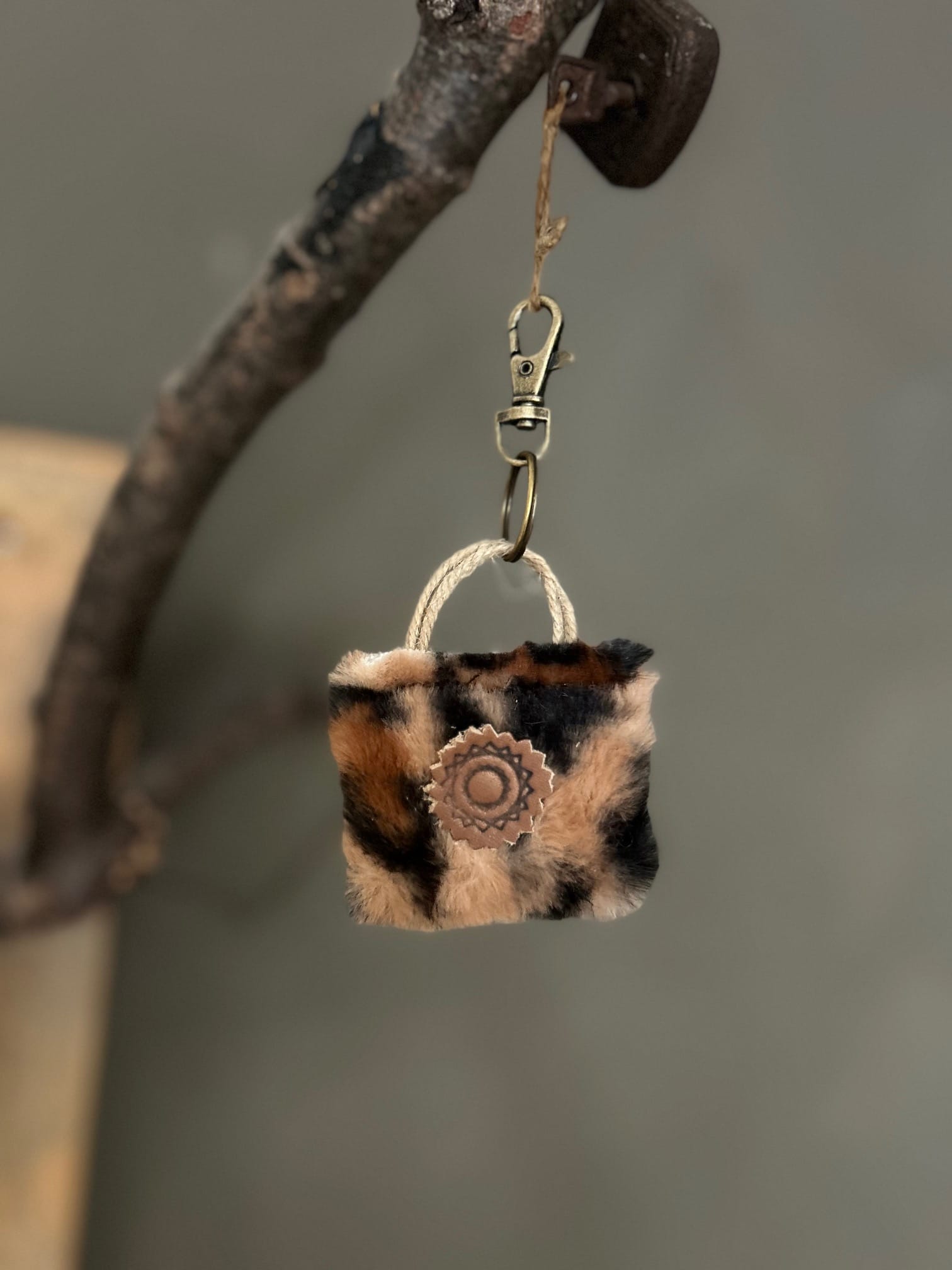 Sleutelhanger minitasje van mocca fake fur panterprint