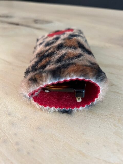 Brilhoesje van mocca fake fur panterprint