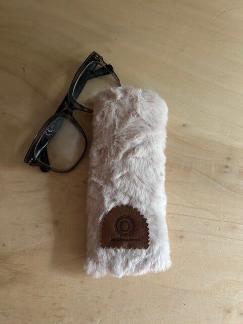 Brilhoesje van beige fake fur