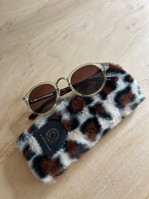 Brilhoesje van zandkleurige fake fur panterprint