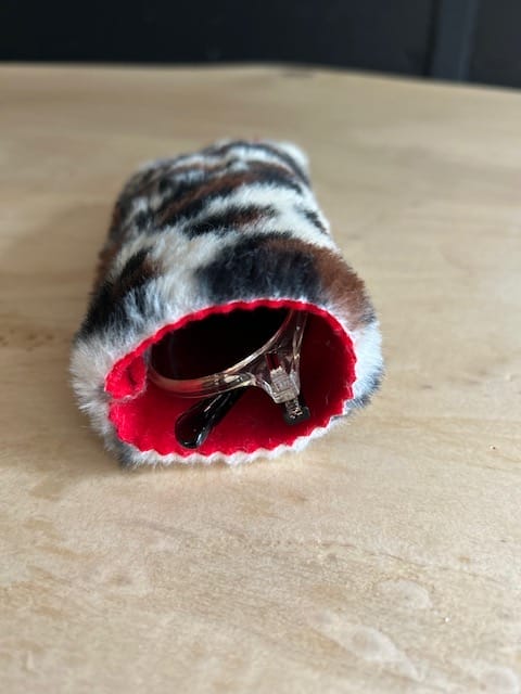 Brilhoesje van zandkleurige fake fur panterprint