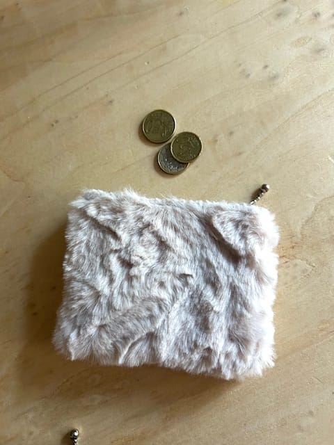 Portemonneetje met rits van zachte beige fake fur