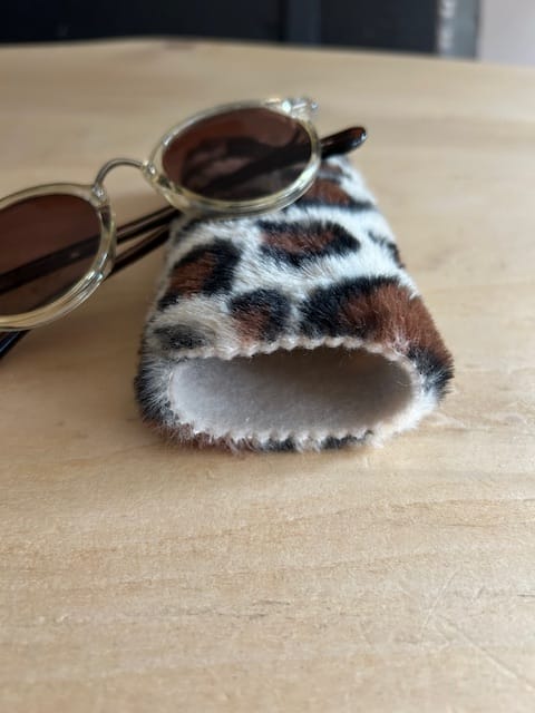 Brilhoesje van zandkleurige fake fur panterprint