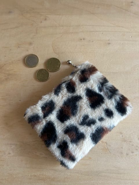 Portemonneetje met ritsje van zandkleurige fake fur panterprint achterkant