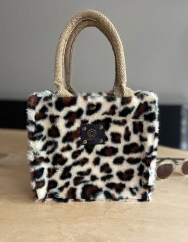 Kleine jute tas bekleed met zandkleurige fake fur panter