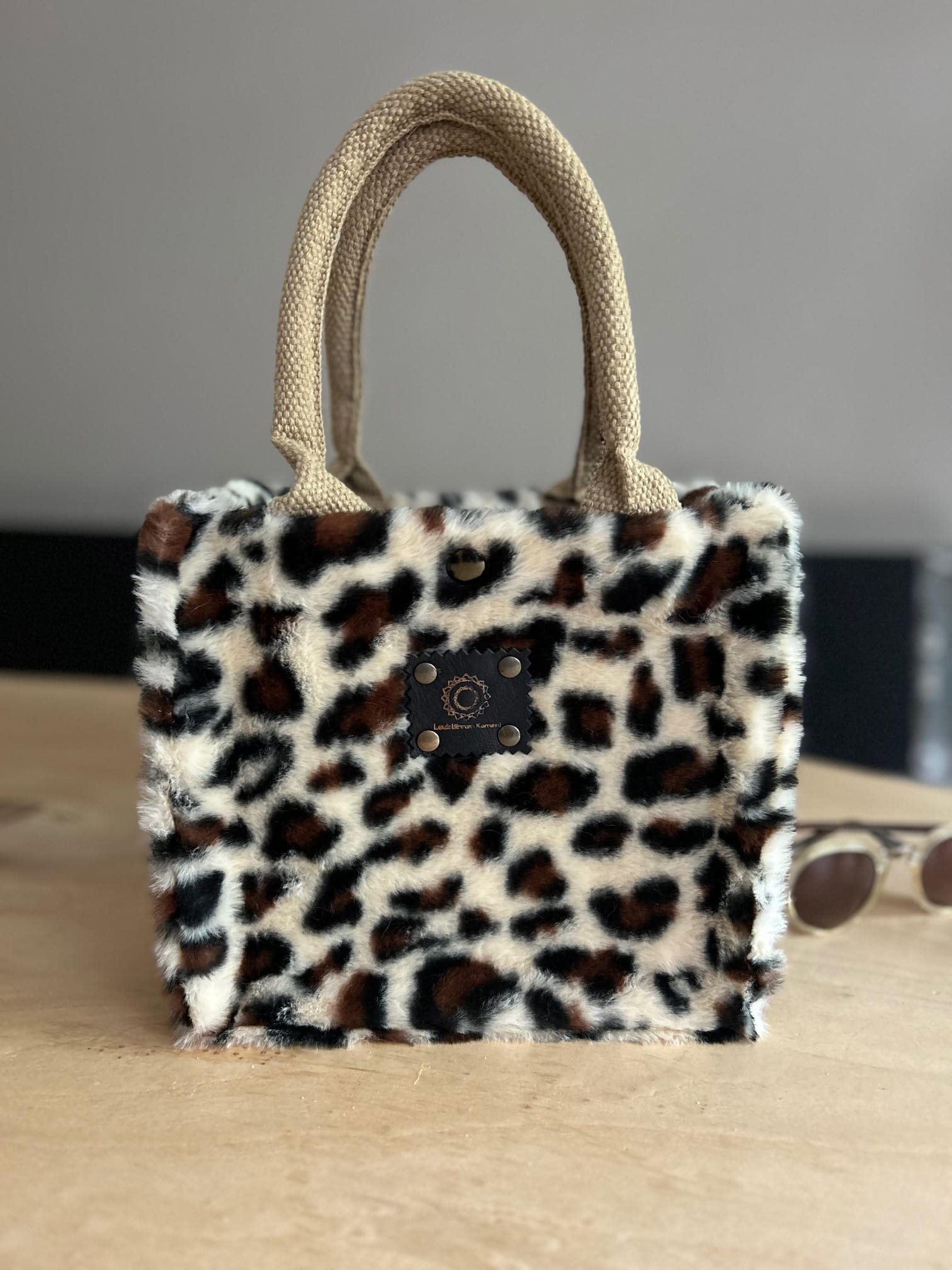 Kleine jute tas bekleed met zandkleurige fake fur panter