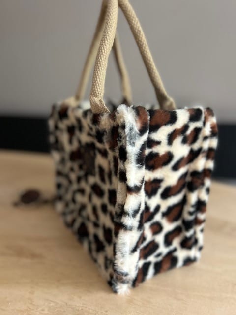 Kleine jute tas bekleed met zandkleurige fake fur panter