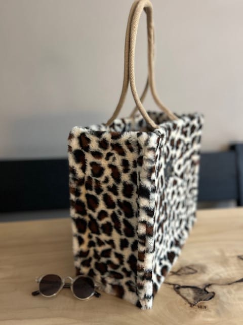 Duurzame shopper bekleed met zandkleurige fake fur panter