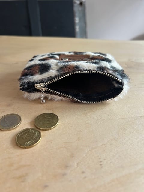 Portemonneetje met ritsje van zandkleurige fake fur panterprint