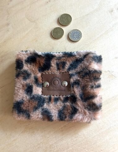 Portemonneetje met rits van mocca fake fur panter