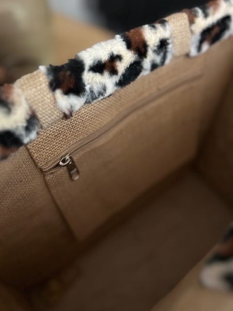 Duurzame shopper bekleed met zandkleurige fake fur panter