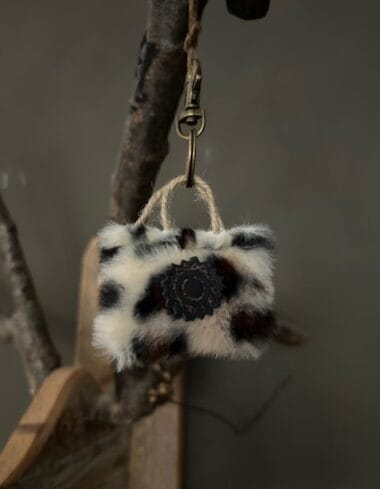 Minitasje sleutelhanger van zandkleurige fake fur panter