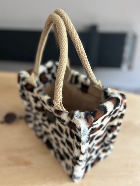 Kleine jute tas bekleed met zandkleurige fake fur panter