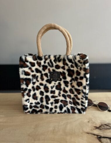 Handtas bekleed met zandkleurige fake fur panter