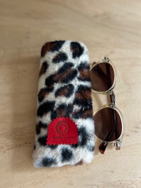 Brilhoesje van zandkleurige fake fur panterprint