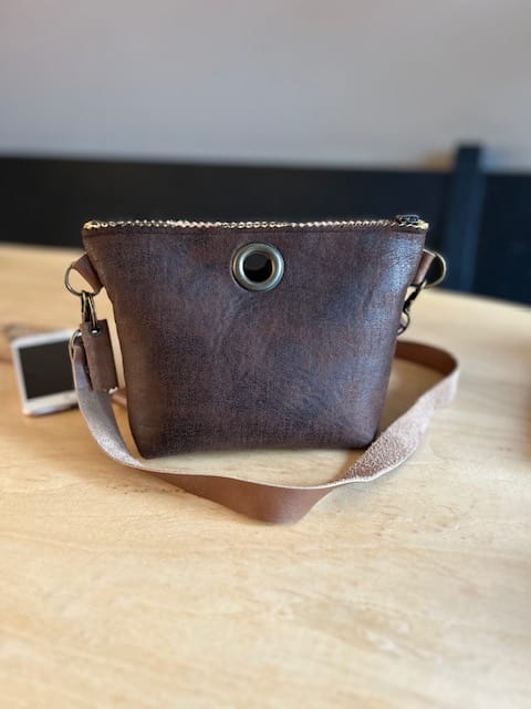 Cross-over tasje van scuba leatherlook espresso met verstelbare leren riem - Afbeelding 5