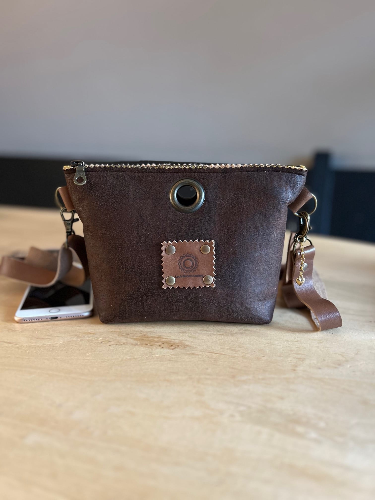 Cross-over tasje van scuba leatherlook espresso met verstelbare leren riem
