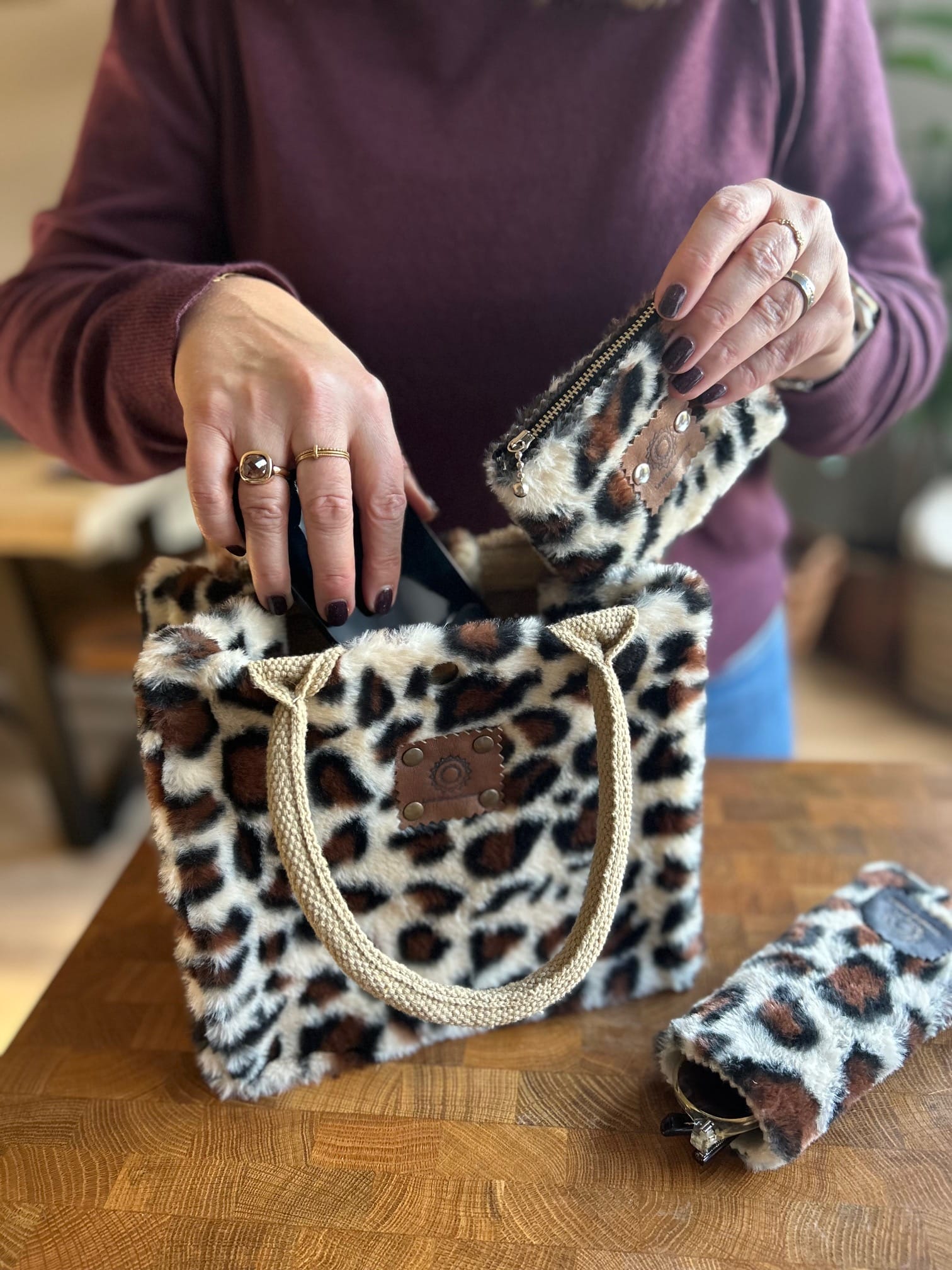 Met een stijlvolle handtas, shopper of festivaltas van Leuk Binnen Komen! maak je elke outfit compleet.